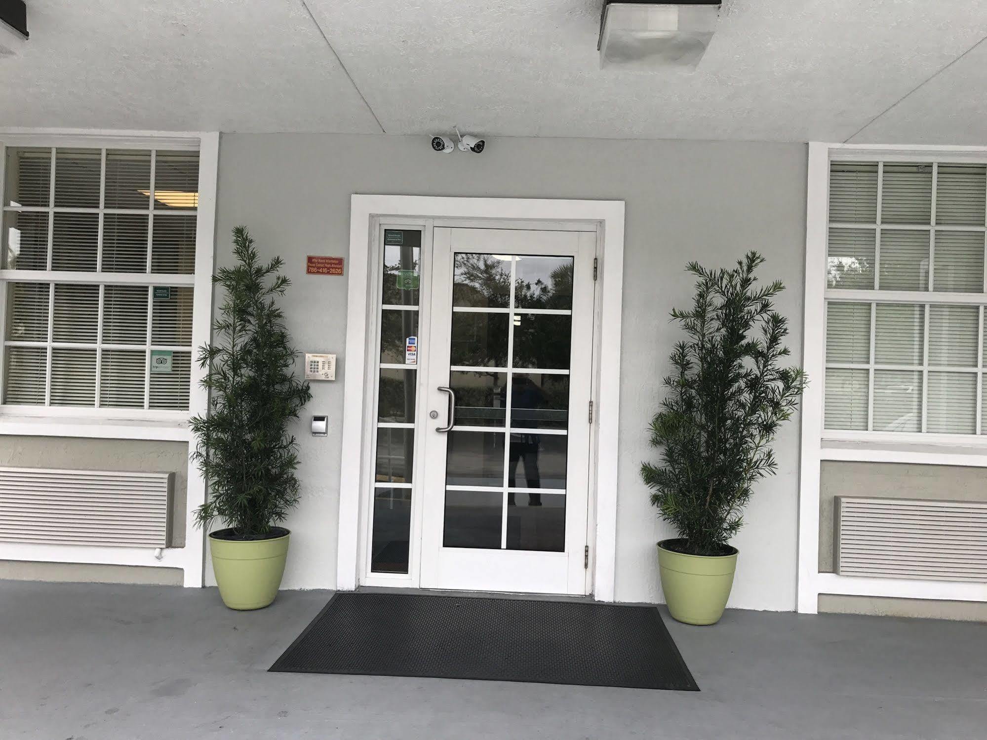 Best Studio Inn Хомстед Экстерьер фото